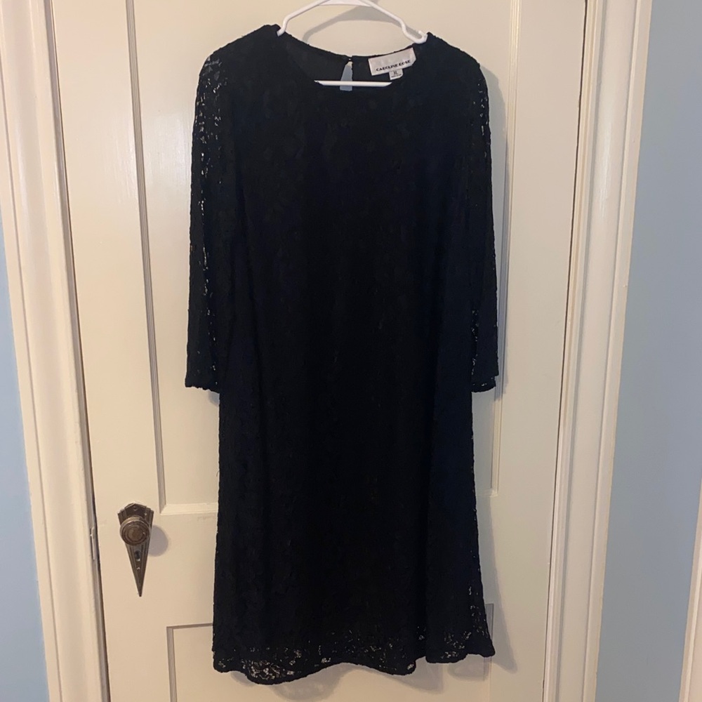Classic Black Lace Shift Dress with Three-Quarter Sleeves